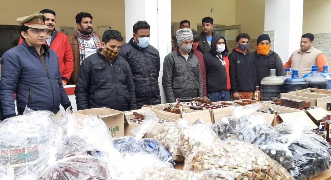 नकली शराब फैक्ट्री का भंडाफोड़, बनायी जाती थी ब्राण्डेड अंग्रेजी नकली शराब