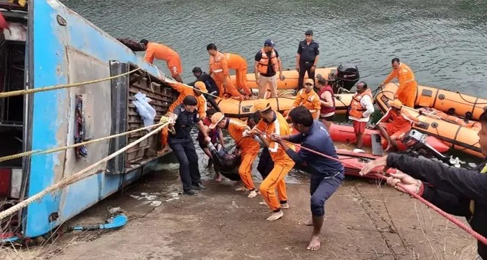 बस हादसा – मध्य प्रदेश नदी में गिरी बस, 60 यात्री सवार थे, जिसमें 35 लाशें निकाली गयीं, 7 लोग बचाए गए, 6 खुद तैरकर बाहर निकले