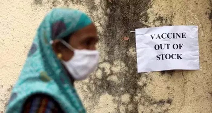 दिल्ली में 18+ के लिये वैक्सीन के टोटे, वैक्सीनेशन सेंटर में पड़े ताले