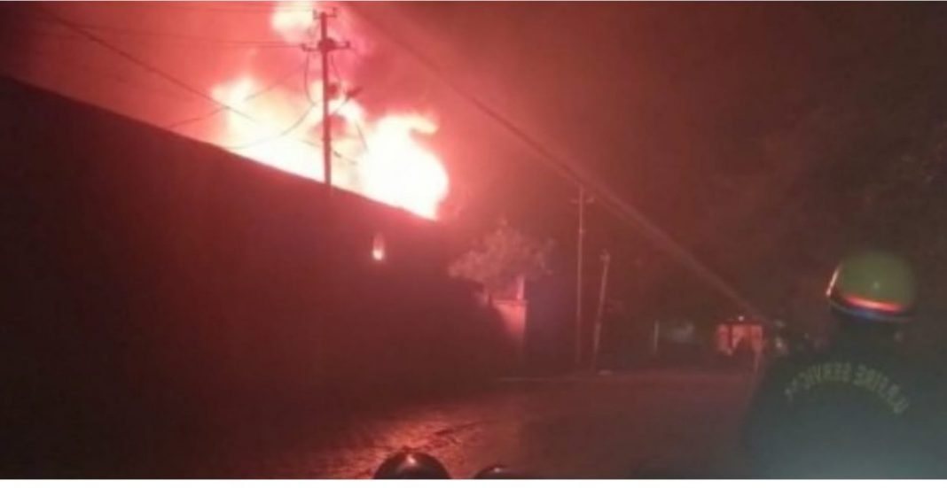 कानपुर के गोबिन्द नगर में लगी प्लास्टिक फैक्ट्री में भीषण आग, लाखों का माल जलकर हुआ स्वाह