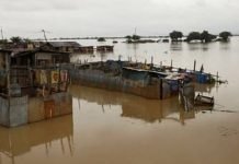 नाइजीरिया में आई भीषण बाढ़ से अब तक 88 लोगों की मौत, बांध टूटने के बाद बिगड़ी स्थिति